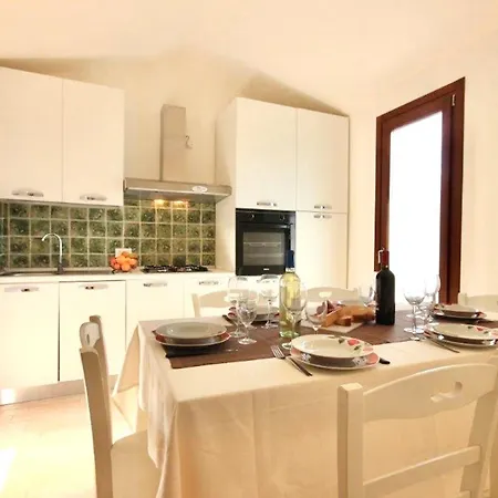 アパートホテル Isa - With Private Pool In Just 500 Meters From The Sea 4*